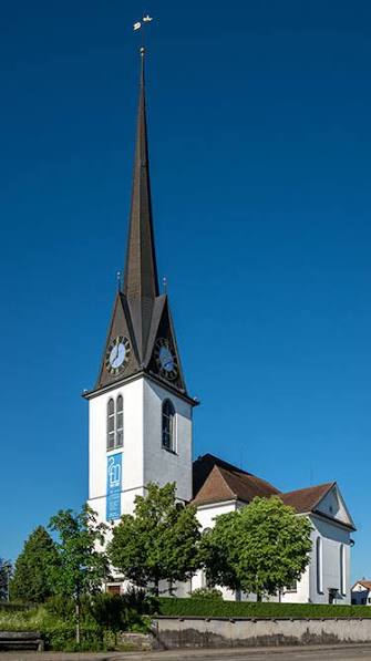 Kirche von Aussen Besuch der Kirchgemeinde Gossau ZH